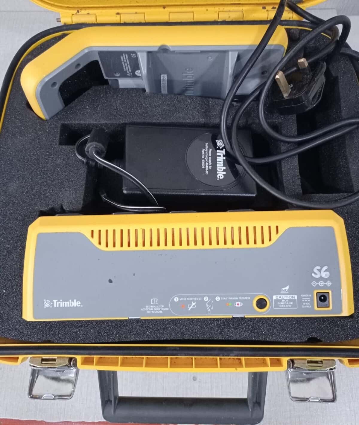 Trimble 58382001 / Multi Battery Adapter 50113-00 / Charger 49499-00 Trimble Power Kit 58382001 / Multi Battery Adapter 50113-00 / Charger 49499-00 2