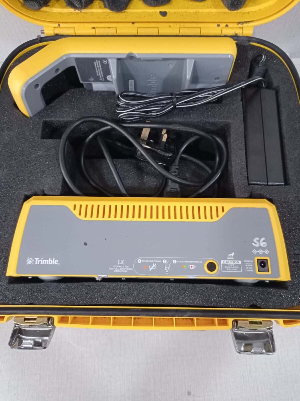 Trimble 58382001 / Multi Battery Adapter 50113-00 / Charger 49499-00 Trimble Power Kit 58382001 / Multi Battery Adapter 50113-00 / Charger 49499-00 3