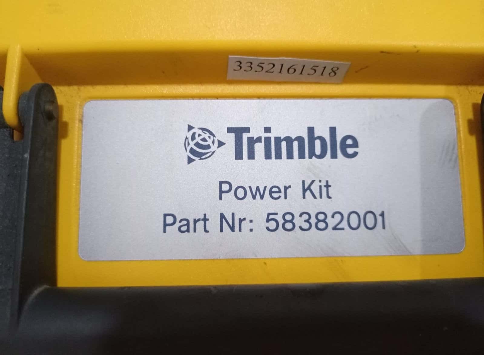 Trimble 58382001 / Multi Battery Adapter 50113-00 / Charger 49499-00 Trimble Power Kit 58382001 / Multi Battery Adapter 50113-00 / Charger 49499-00 4