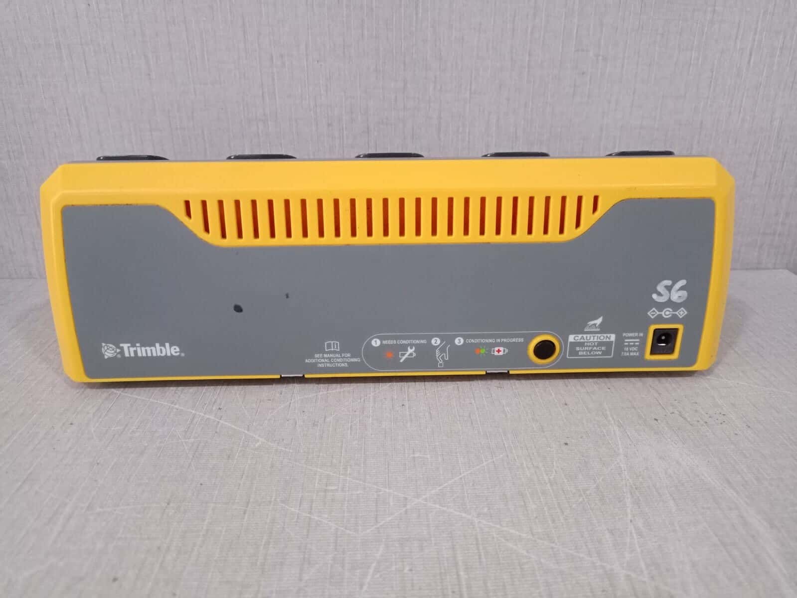 Trimble 58382001 / Multi Battery Adapter 50113-00 / Charger 49499-00 Trimble Power Kit 58382001 / Multi Battery Adapter 50113-00 / Charger 49499-00 7