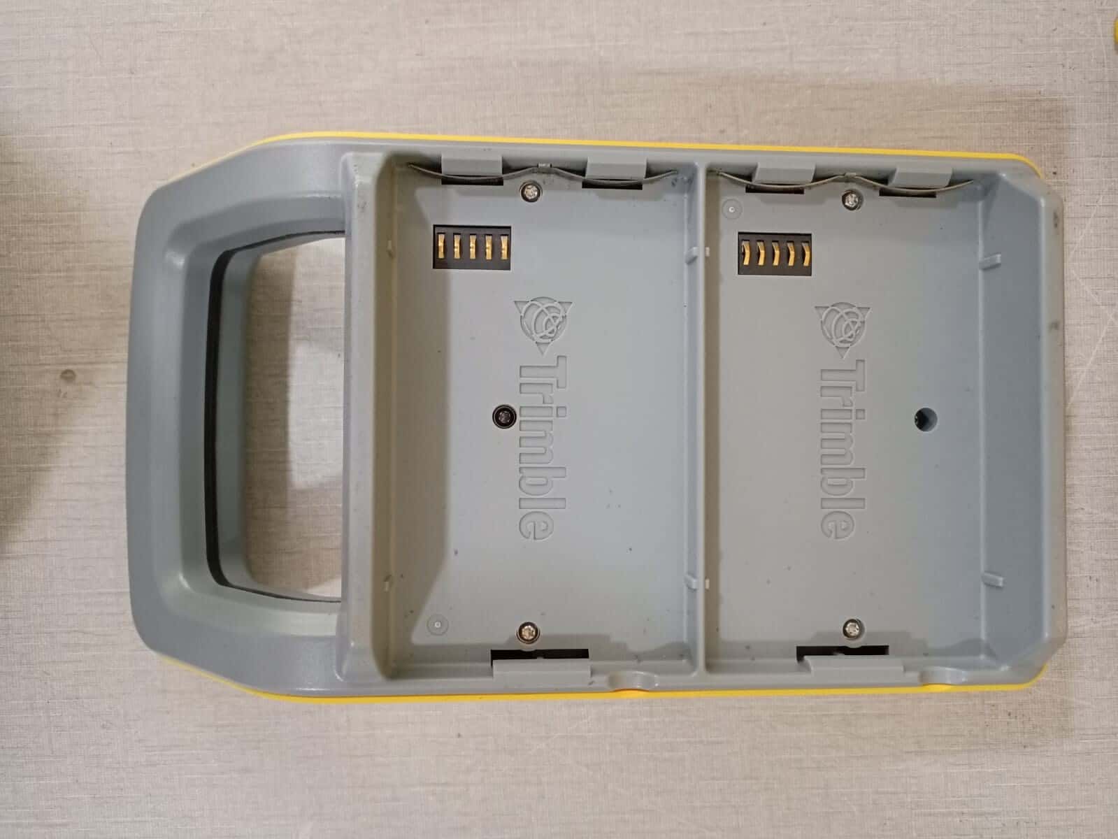 Trimble 58382001 / Multi Battery Adapter 50113-00 / Charger 49499-00 Trimble Power Kit 58382001 / Multi Battery Adapter 50113-00 / Charger 49499-00 10