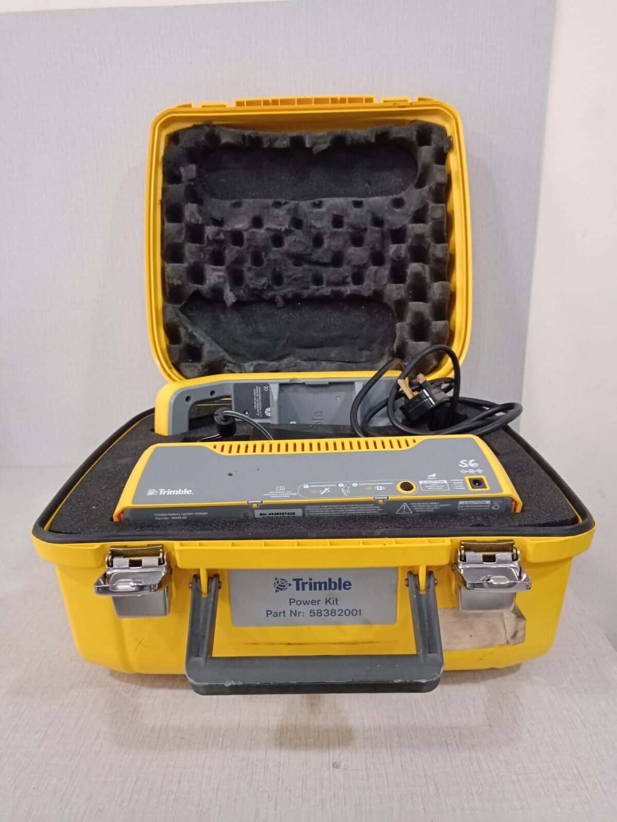 Trimble 58382001 / Multi Battery Adapter 50113-00 / Charger 49499-00 Trimble Power Kit 58382001 / Multi Battery Adapter 50113-00 / Charger 49499-00 1