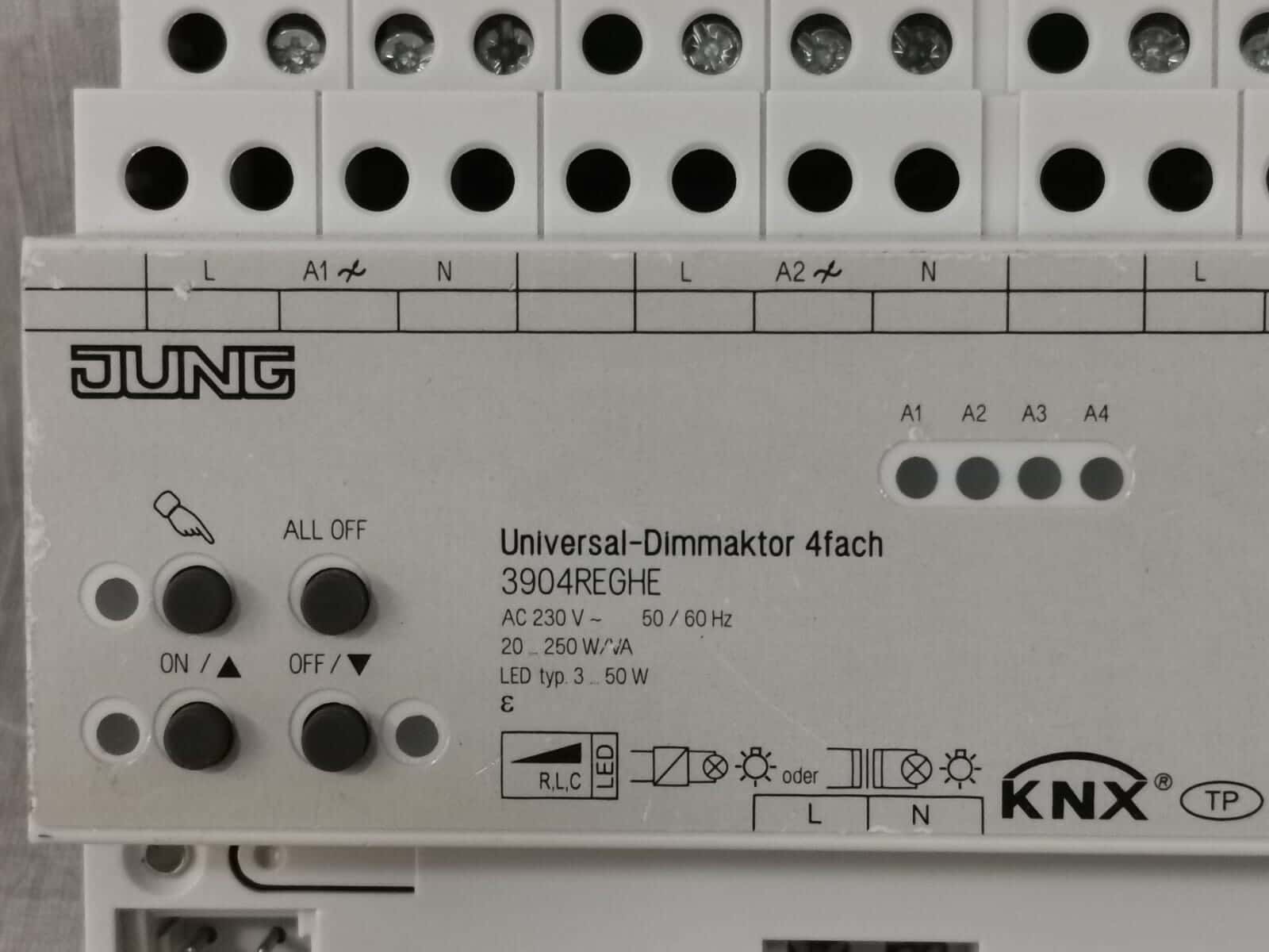 JUNG 3904 REGHE JUNG 3904REGHE UNIVERSAL-DIMMING ACTUATOR 4 -GANG 2