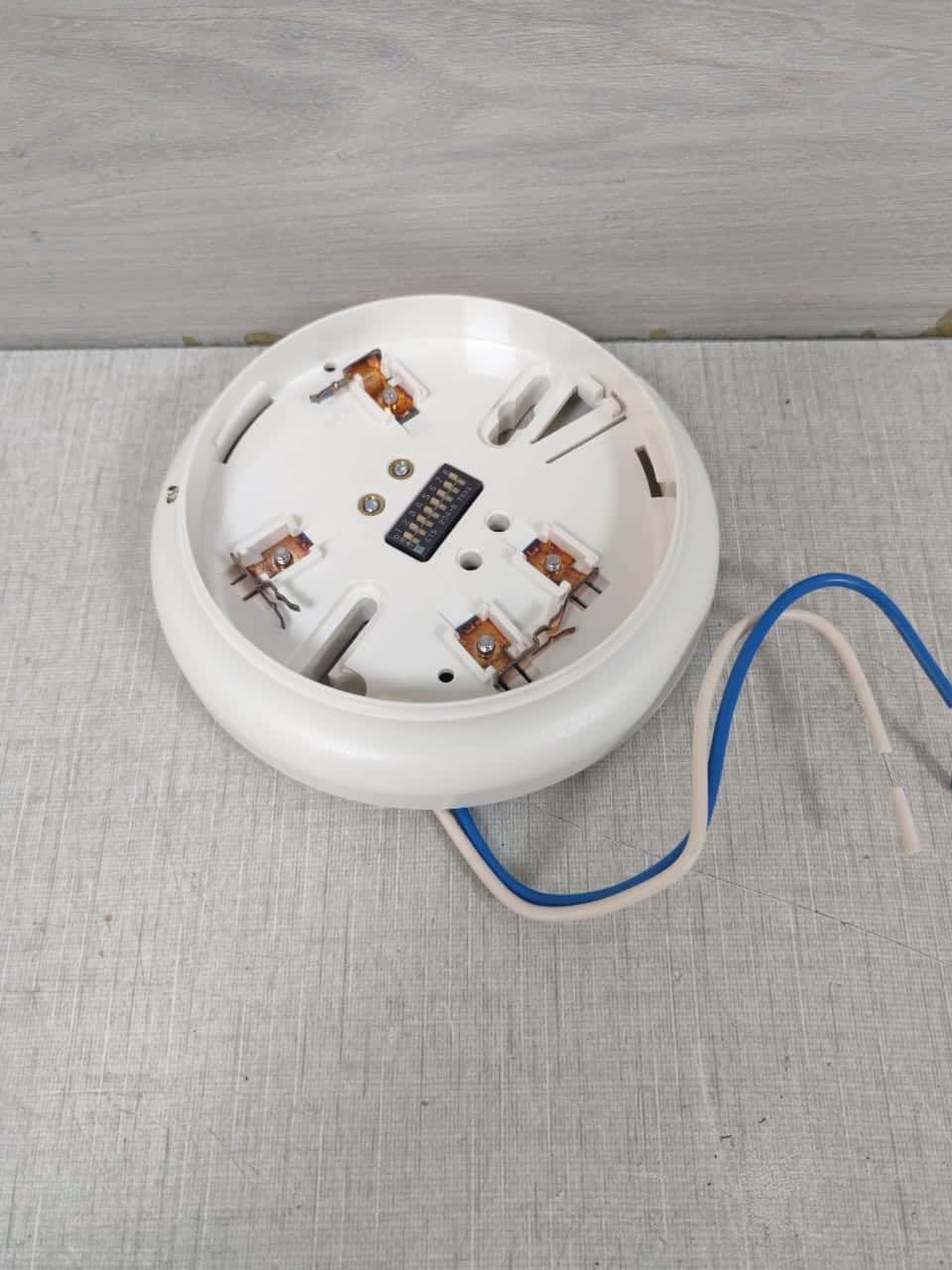 Simplex 4098-9789 SIMPLEX 4098-9789 LIFE ALARM SENS BASE W/ LED OUT 0677110CN 4