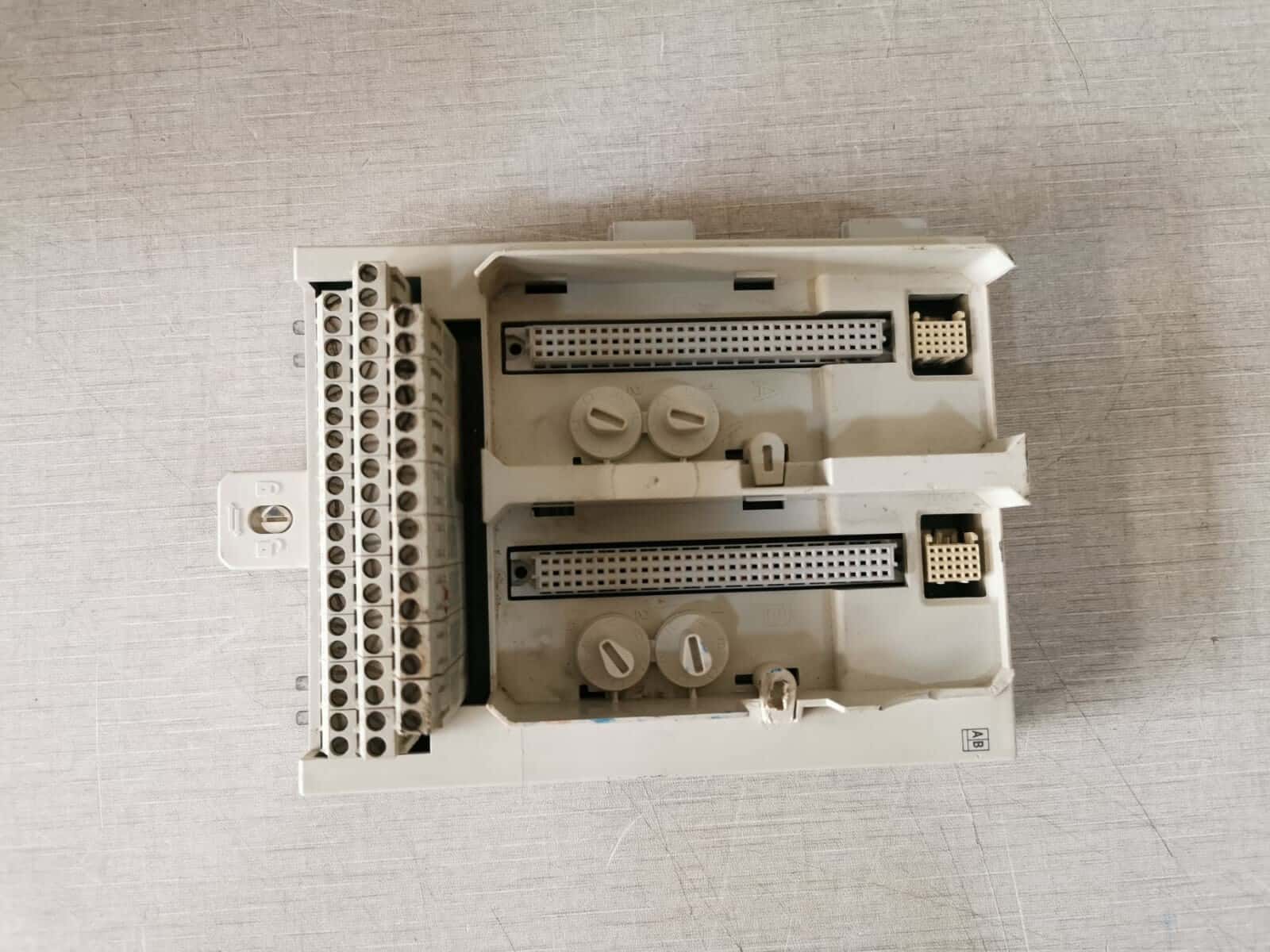 ABB 3BSE020850R1 ABB 3BSE020850R1 MODULE TERMINATION UNIT BASE PLATE FOR TU842 3