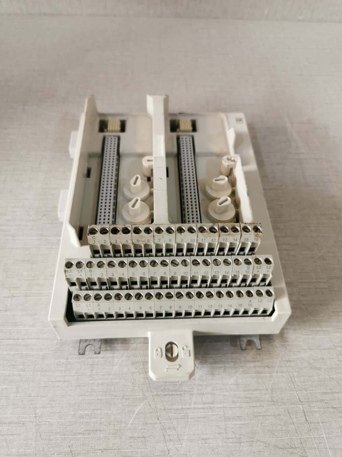 ABB 3BSE020850R1 ABB 3BSE020850R1 MODULE TERMINATION UNIT BASE PLATE FOR TU842 4