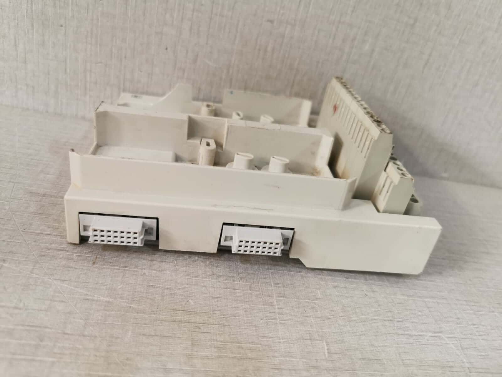 ABB 3BSE020850R1 ABB 3BSE020850R1 MODULE TERMINATION UNIT BASE PLATE FOR TU842 6