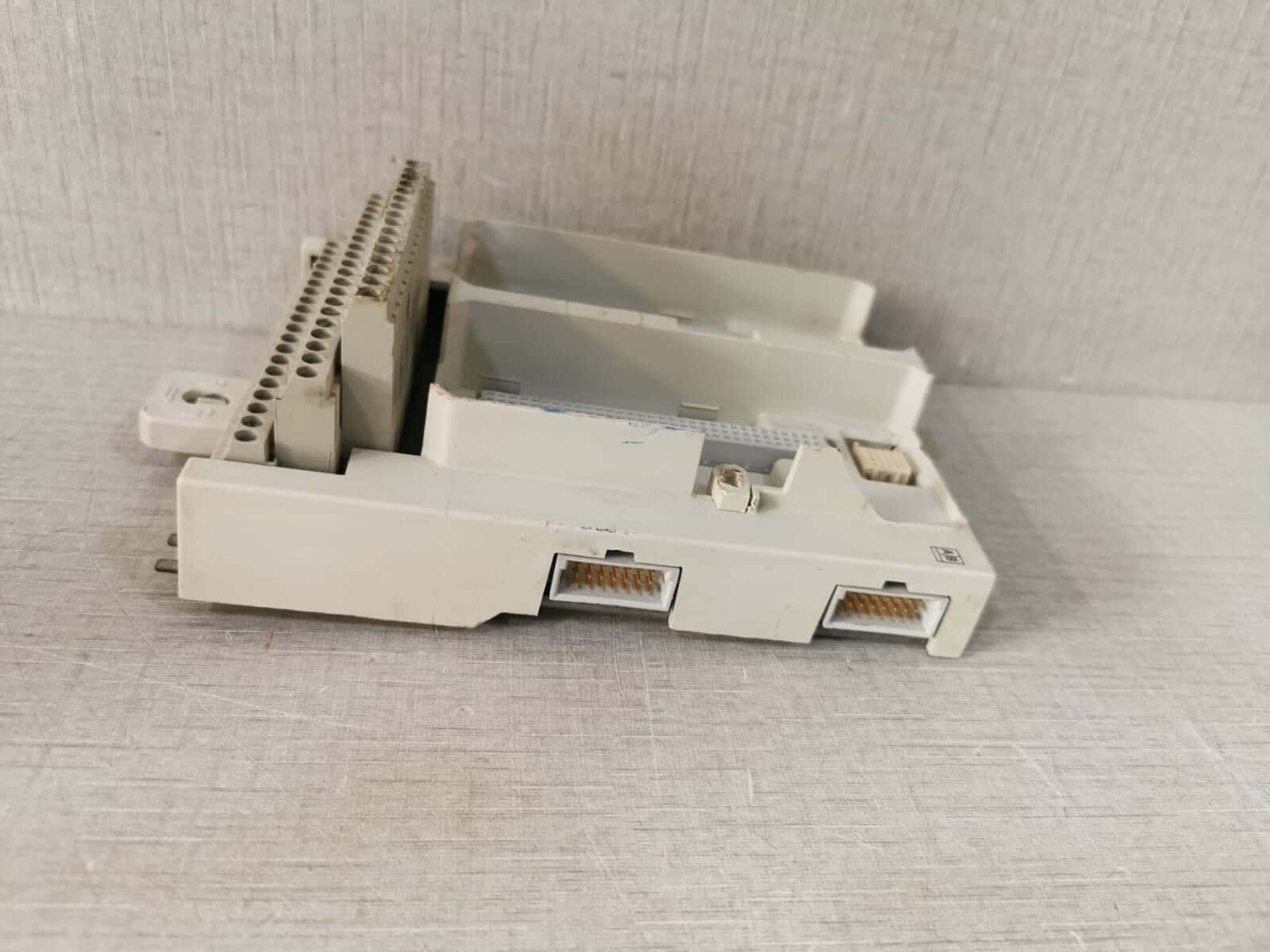 ABB 3BSE020850R1 ABB 3BSE020850R1 MODULE TERMINATION UNIT BASE PLATE FOR TU842 7