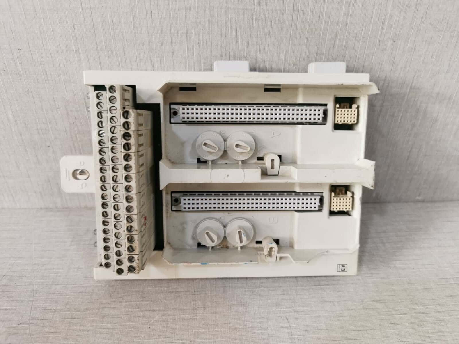 ABB 3BSE020850R1 ABB 3BSE020850R1 MODULE TERMINATION UNIT BASE PLATE FOR TU842 1