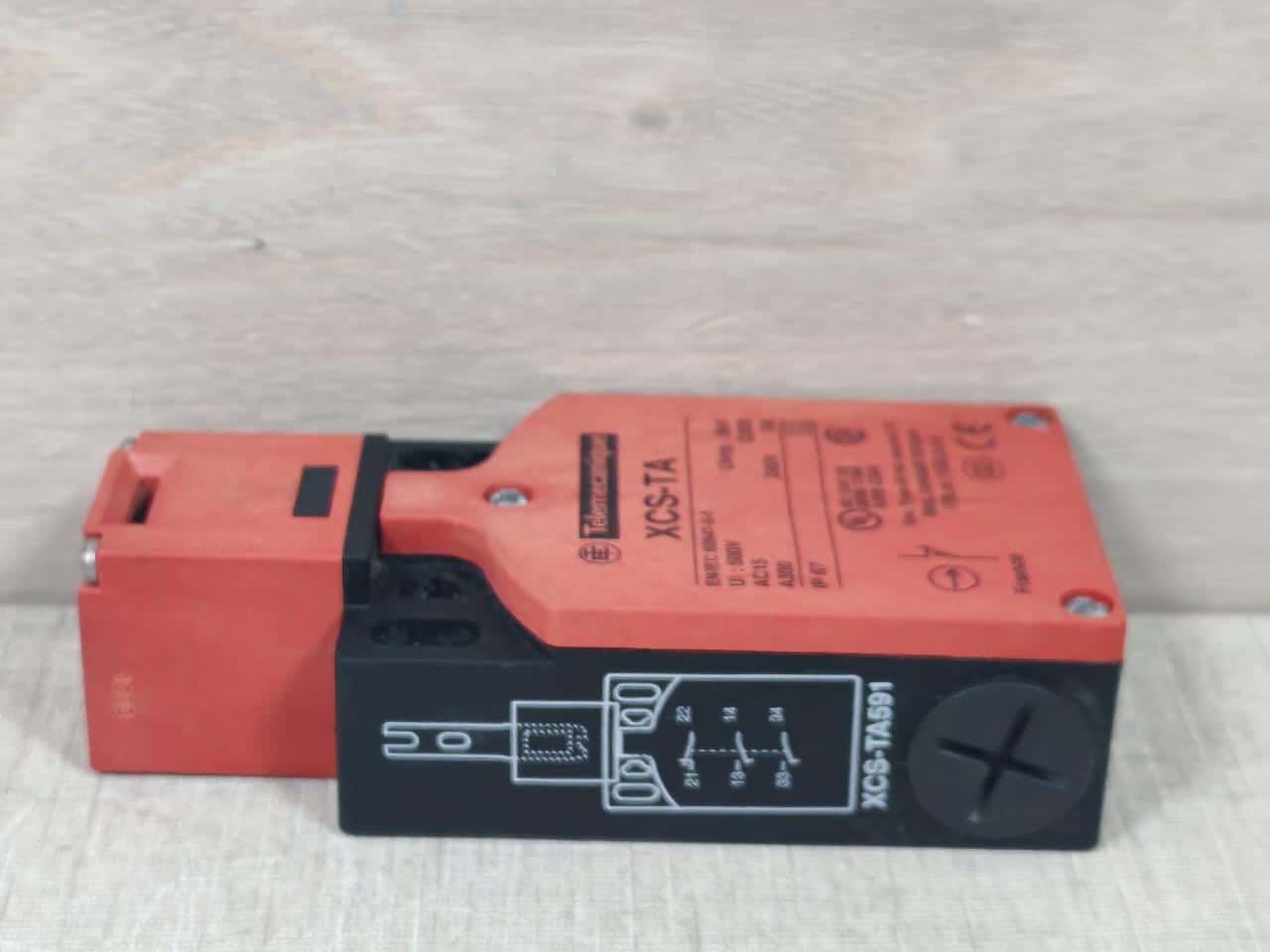 Schneider Electric TA591 Telemecanique XCS-TA591 SAFETY INTERLOCK SWITCH 4