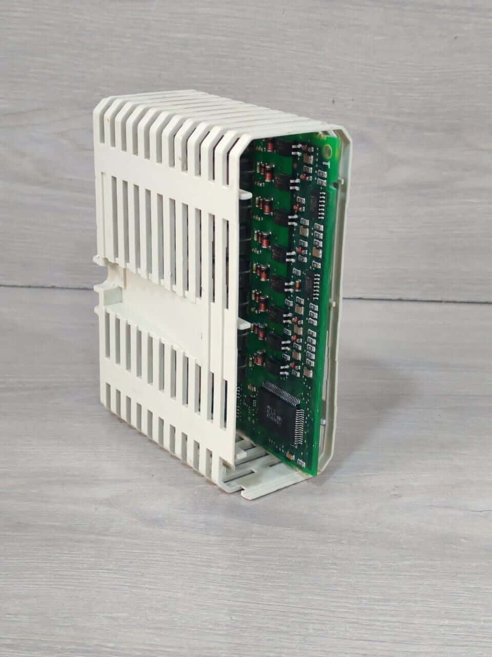 ABB 3BSE008512R1 PR: E ABB DI820 3BSE008512R1 PR: E DIGITAL INPUT MODULE 120VAC/10mA 2
