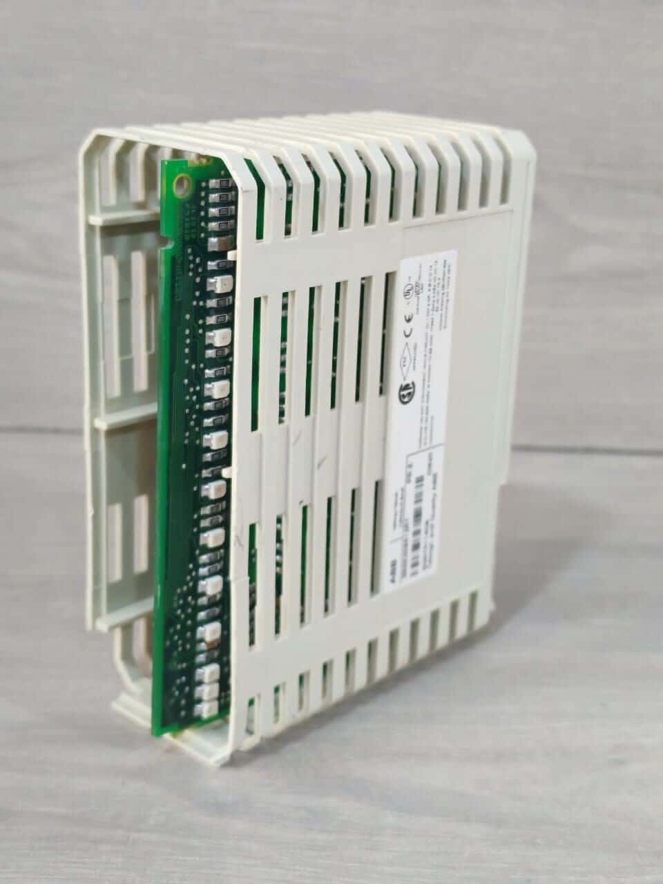 ABB 3BSE008512R1 PR: E ABB DI820 3BSE008512R1 PR: E DIGITAL INPUT MODULE 120VAC/10mA 3