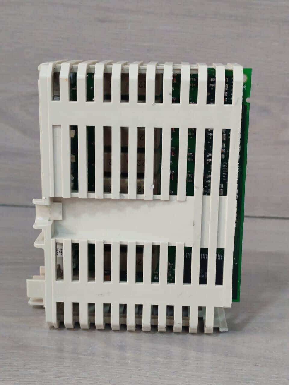 ABB 3BSE008512R1 PR: E ABB DI820 3BSE008512R1 PR: E DIGITAL INPUT MODULE 120VAC/10mA 6
