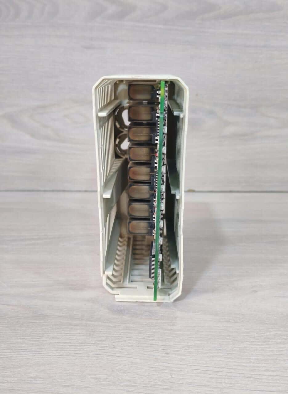 ABB 3BSE008512R1 PR: E ABB DI820 3BSE008512R1 PR: E DIGITAL INPUT MODULE 120VAC/10mA 1