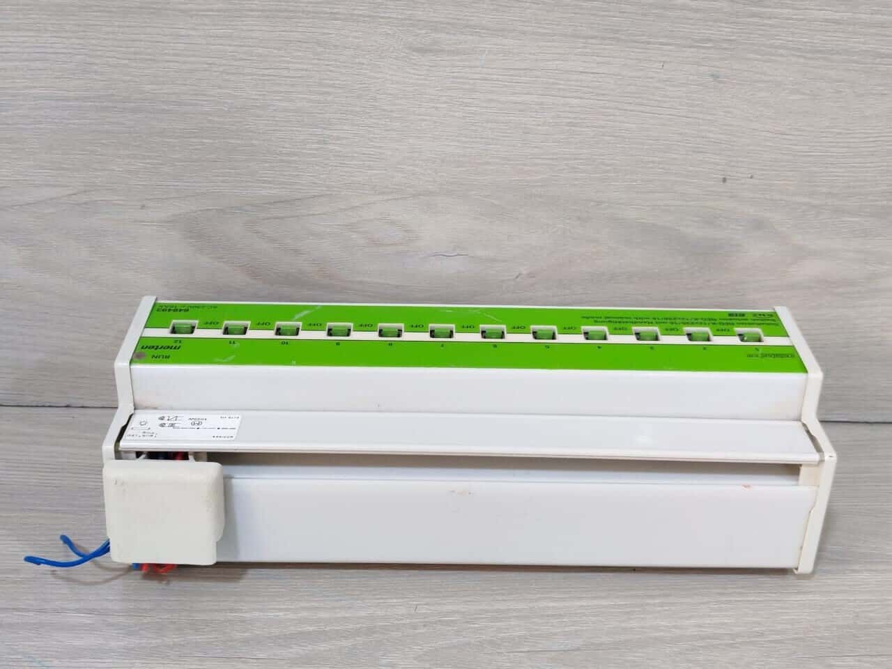 Merten 648493 Merten 648493 KNX Switch Actuator Reg-K/12x230/16 AC 230V 4