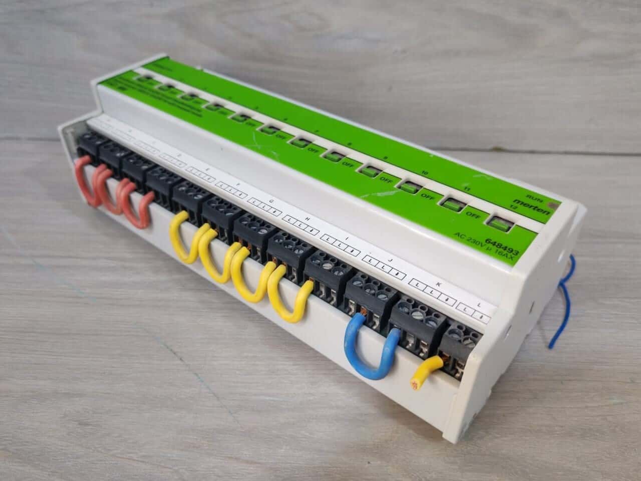 Merten 648493 Merten 648493 KNX Switch Actuator Reg-K/12x230/16 AC 230V 10