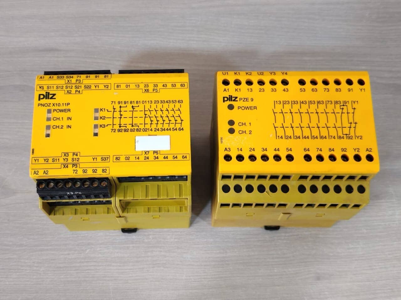 Pilz PNOZ X10.11P / 777750 and pilz PZE 9 / 774150 Safety Relays