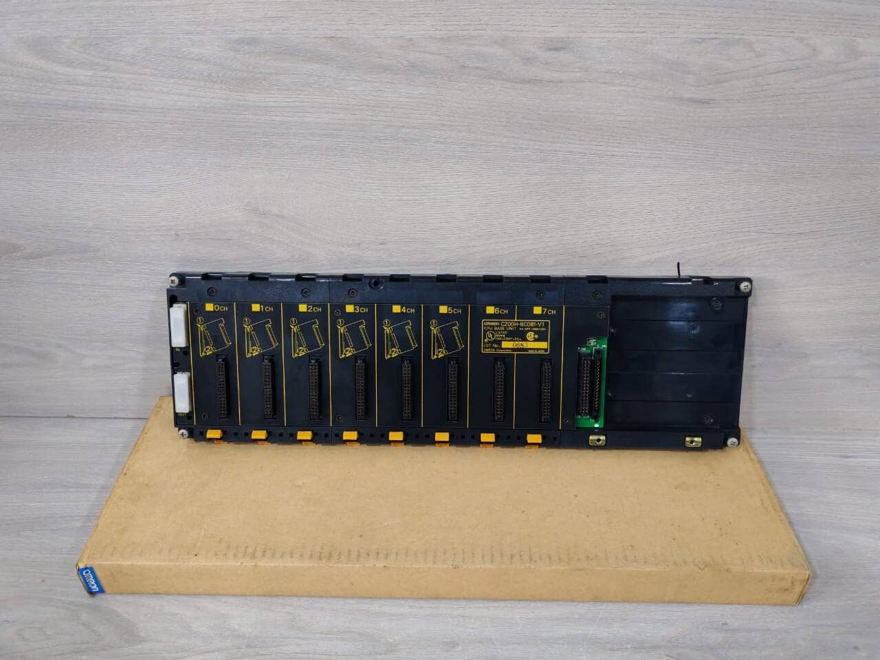 OMRON C200HW-BC081-V1 CPU BASE UNIT