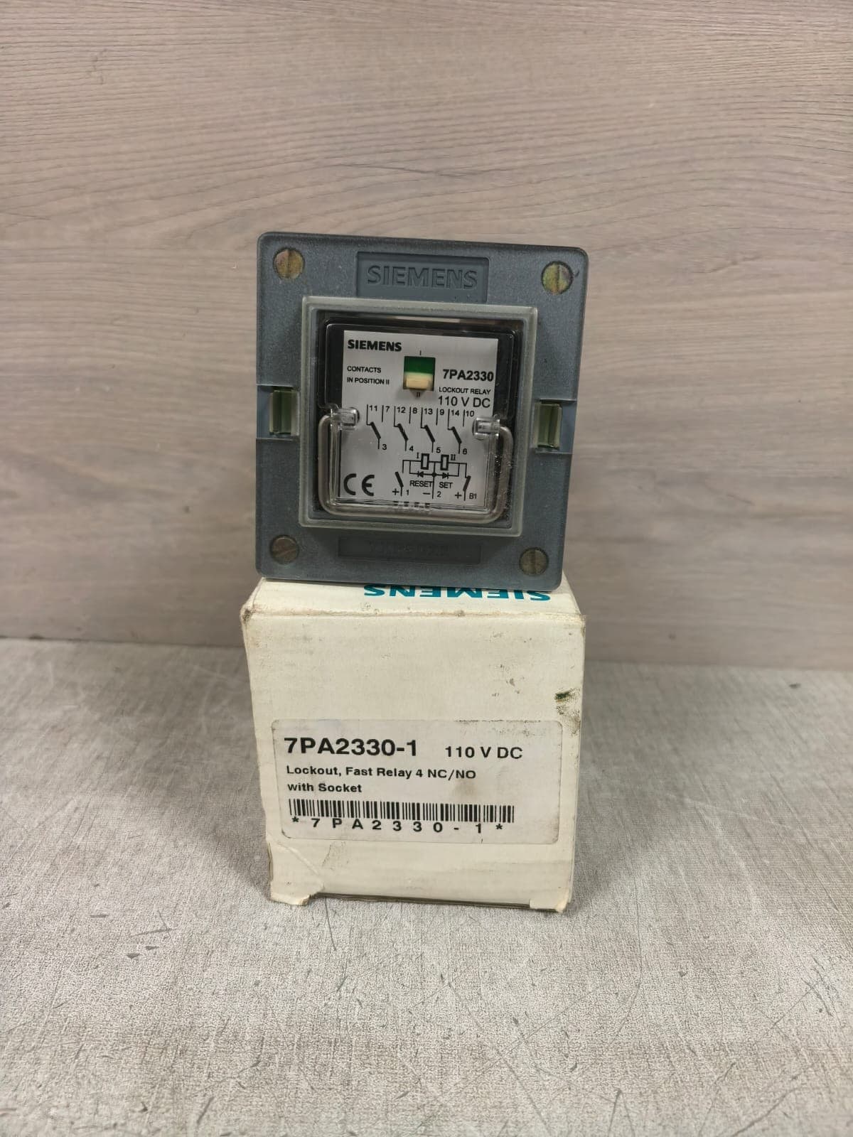SIEMENS 7PA2330-1 LOCKOUT FAST RELAY 4NC/NO WITH SOCKET 110VDC
