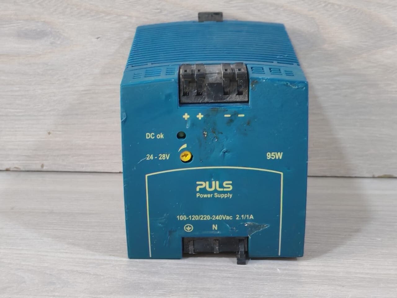 PULS ML95.100 POWER SUPPLY 100-120/220-240 VAC 2.1/1A