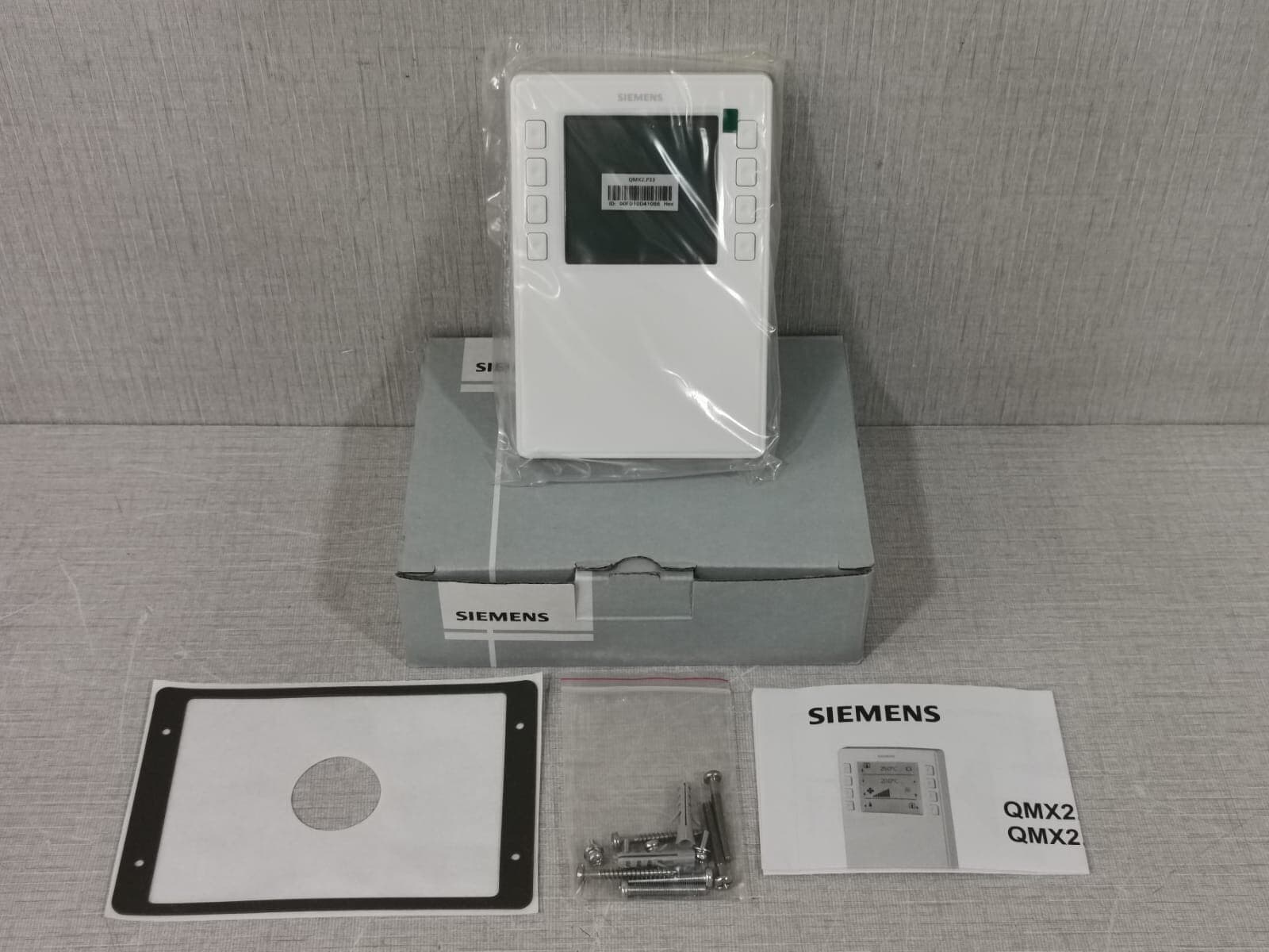 SIEMENS QMX2.P33 ROOM TEMPERATURE CONTROL UNIT
