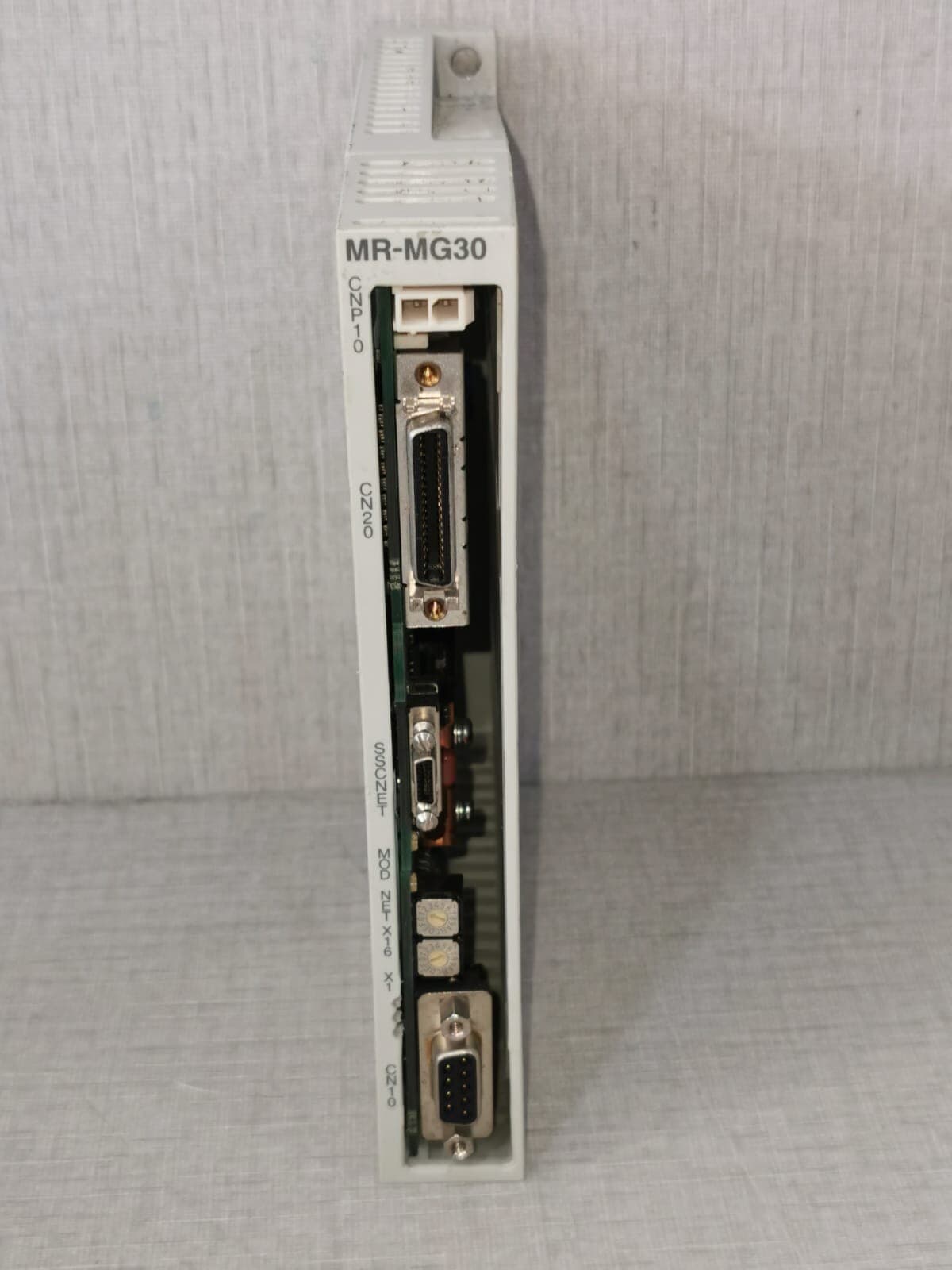 MITSUBISHI MR-MG30 SERVO DRIVE - UNIT ONY, NO ACCESSORIES & WITH BROKEN PART