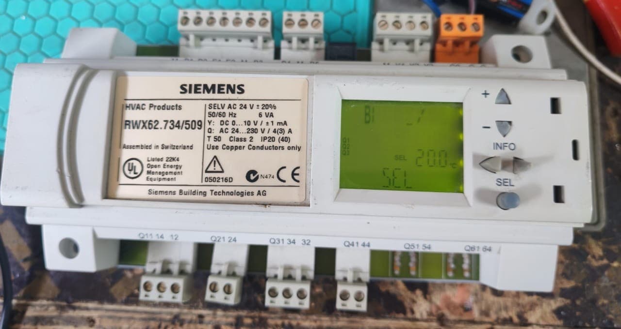 SIEMENS RWX62.734/509 Universal Controller - Damaged Rubber Button