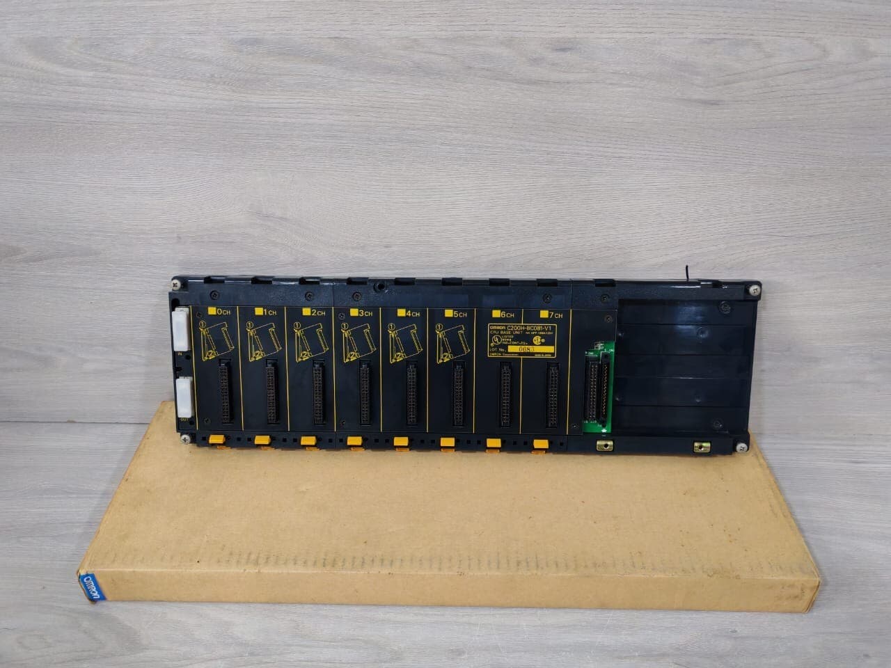 OMRON C200HW-BC081-V1 CPU BASE UNIT