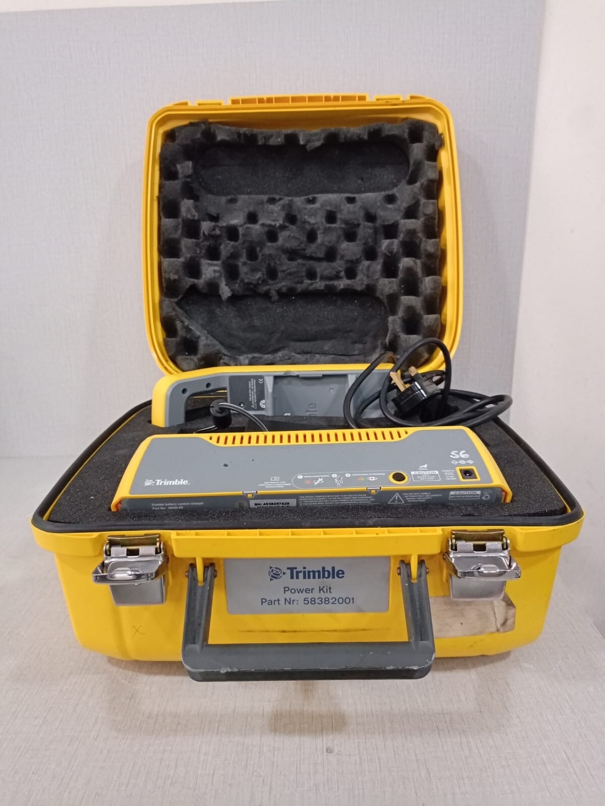 Trimble 58382001 / Multi Battery Adapter 50113-00 / Charger 49499-00 Trimble Power Kit 58382001 / Multi Battery Adapter 50113-00 / Charger 49499-00