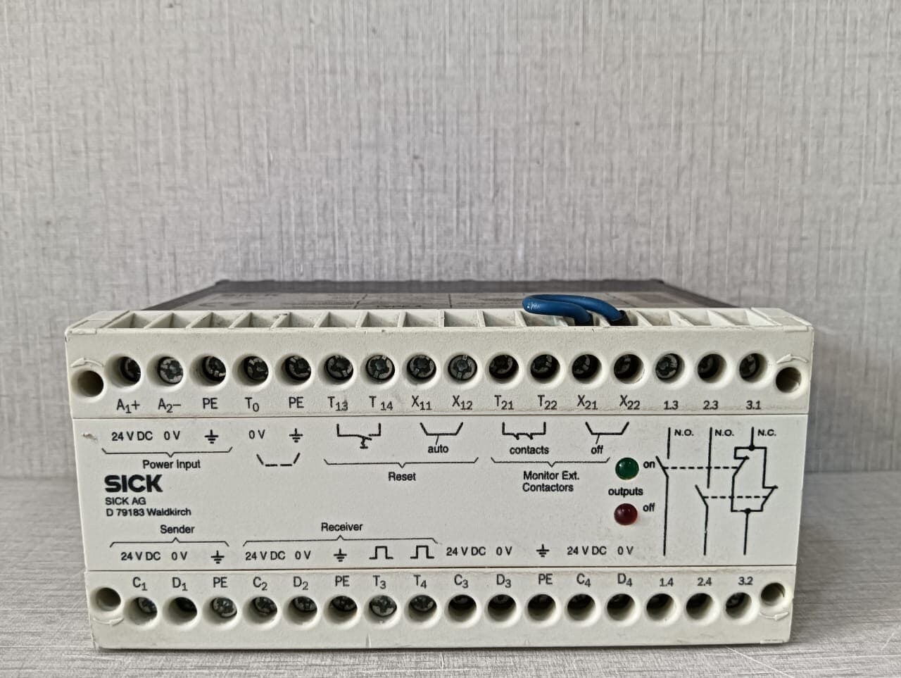 SICK LCUX1-400 LIGHT CURTAIN SAFETY RELAY