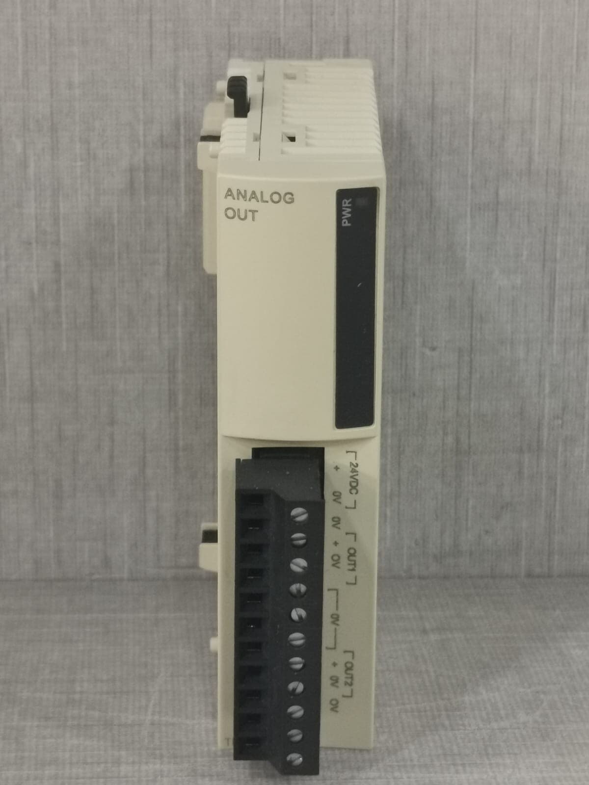 Schneider Electric TM2AVO2HT Modicon