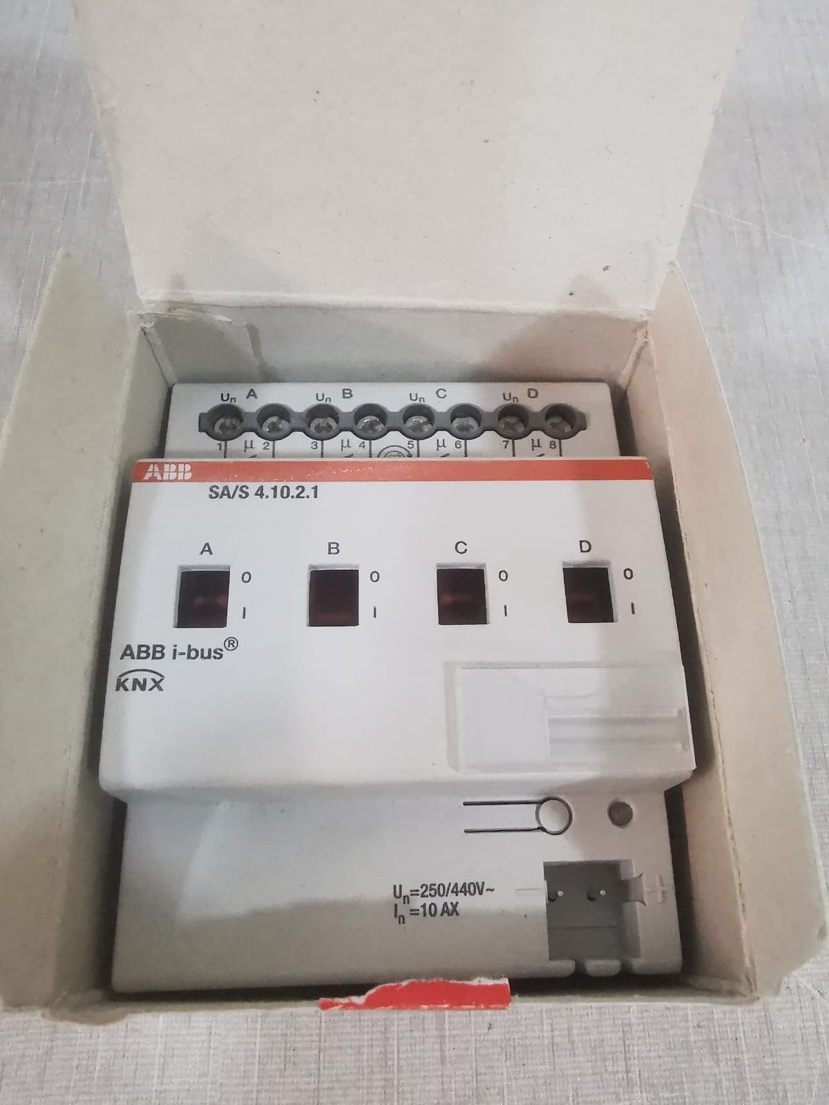 ABB SA/S 4.10.2.1 2CDG 110 156 R0011 SWITCH ACTUATOR- 4 FOLD- WITH FILTHY BOX
