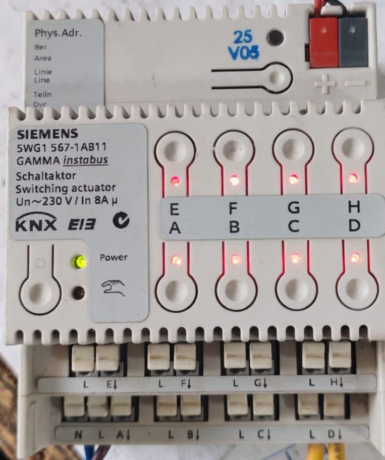 SIEMENS 5WG1 567-1AB11 SWITCHING ACTUATOR
