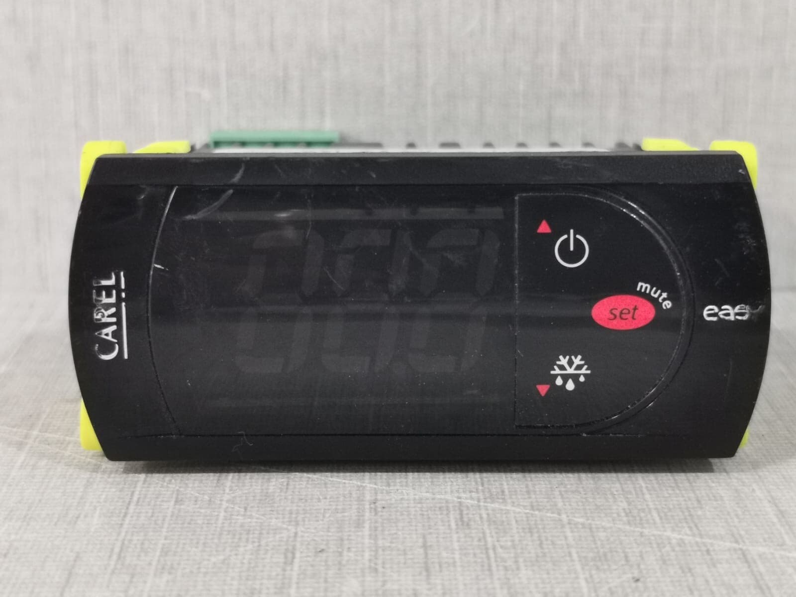 CAREL PJEZC0H000K TempeCAREL PJEZC0H000K Temperature Controller PYEZ0RE06E