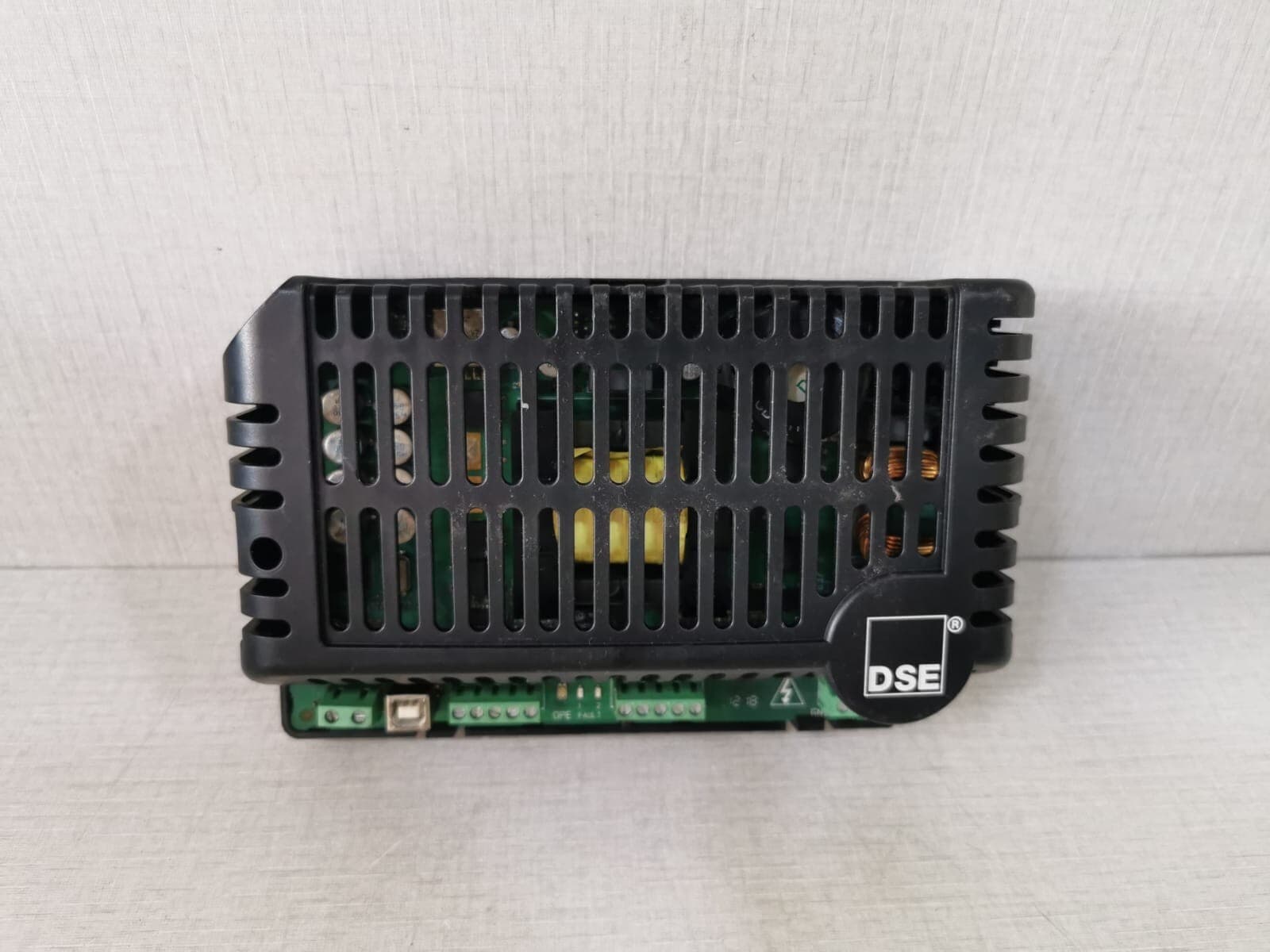 DSE 9470-006-01 Intelligent Battery Charger - With Damaged Part
