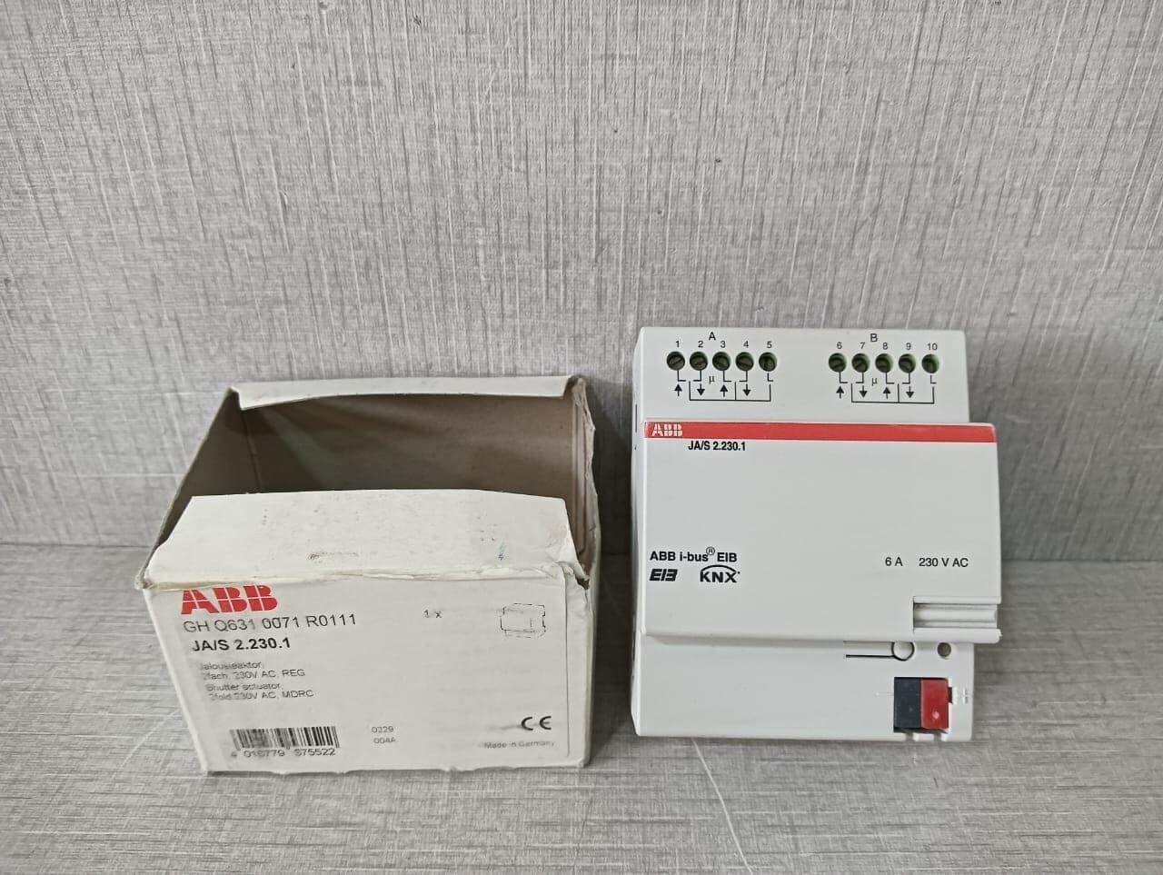 ABB JA/S 2.230.1 SHUTTER ACTUATOR GHQ6310071R0111- WITH BROKEN BOX