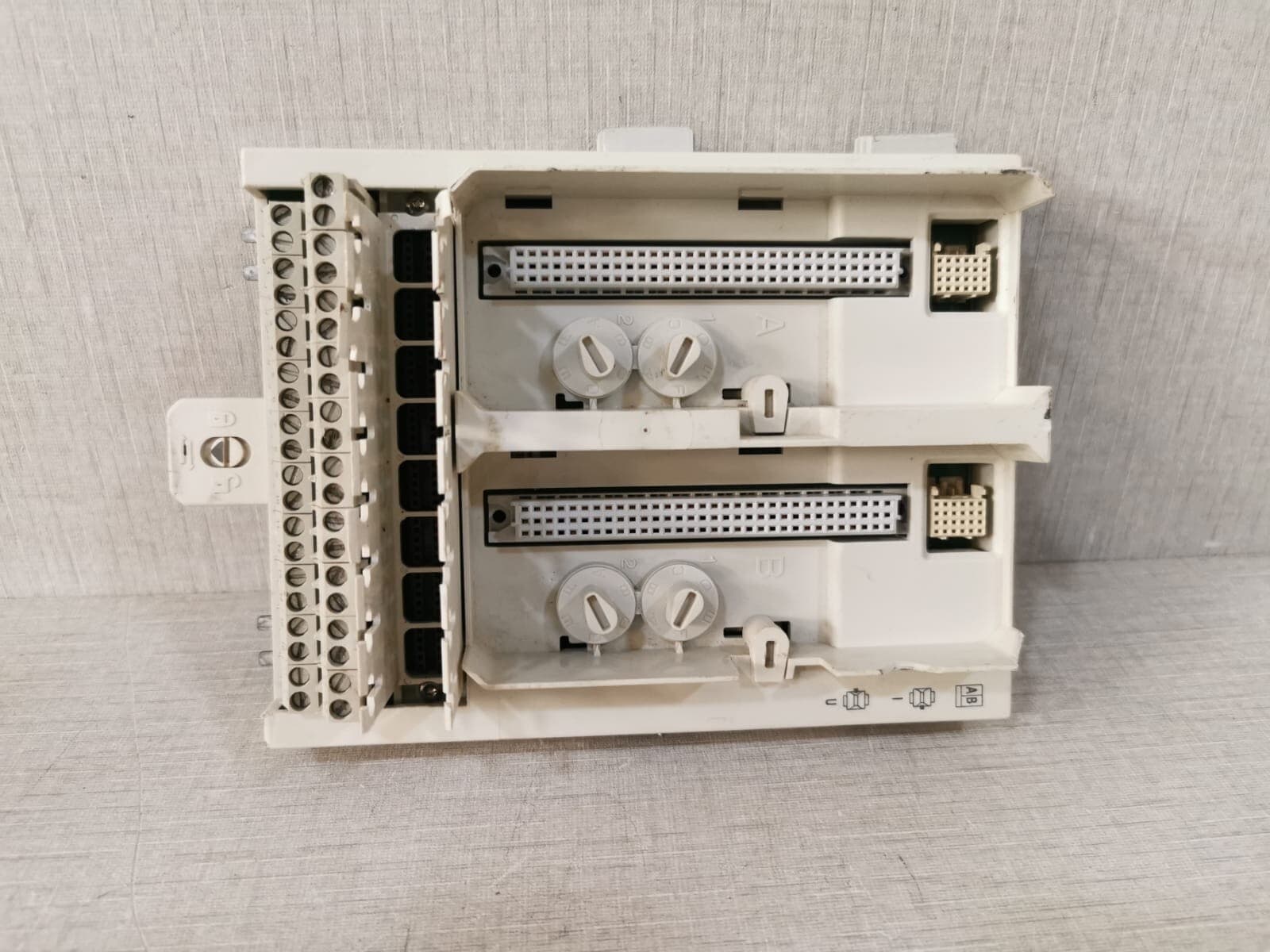 ABB 3BSE021445R1 TERMINATION UNIT BASE PLATE for TU844 W/ Missing &