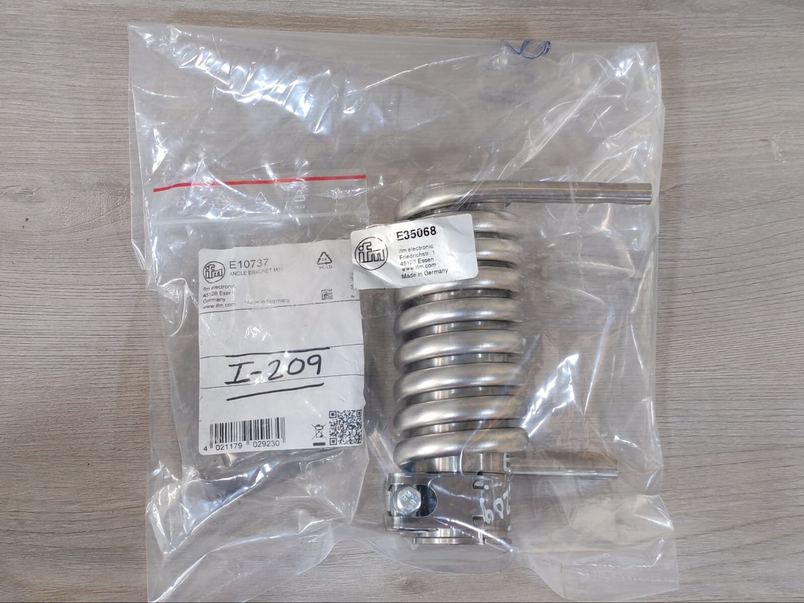 IFM E35068 Cooling Jacket with E10737 Angle Bracket M30