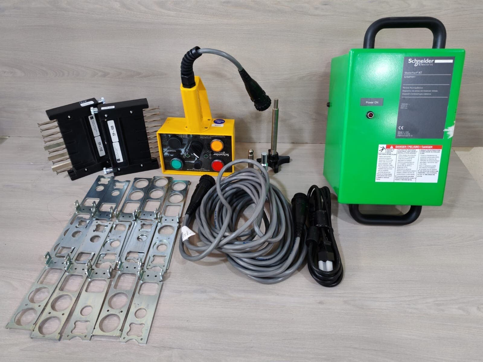 SCHNEIDER MASTERPACT NTMPRRT / NWMPRRT, REMOTE RACKING DEVICE, WITH BOX