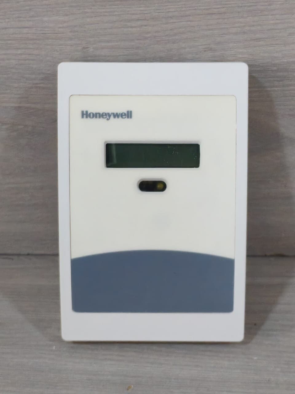 Honeywell C7232A5812 CO2 Sensor, Wall Mount, LCD Display Range: 0-2000ppm