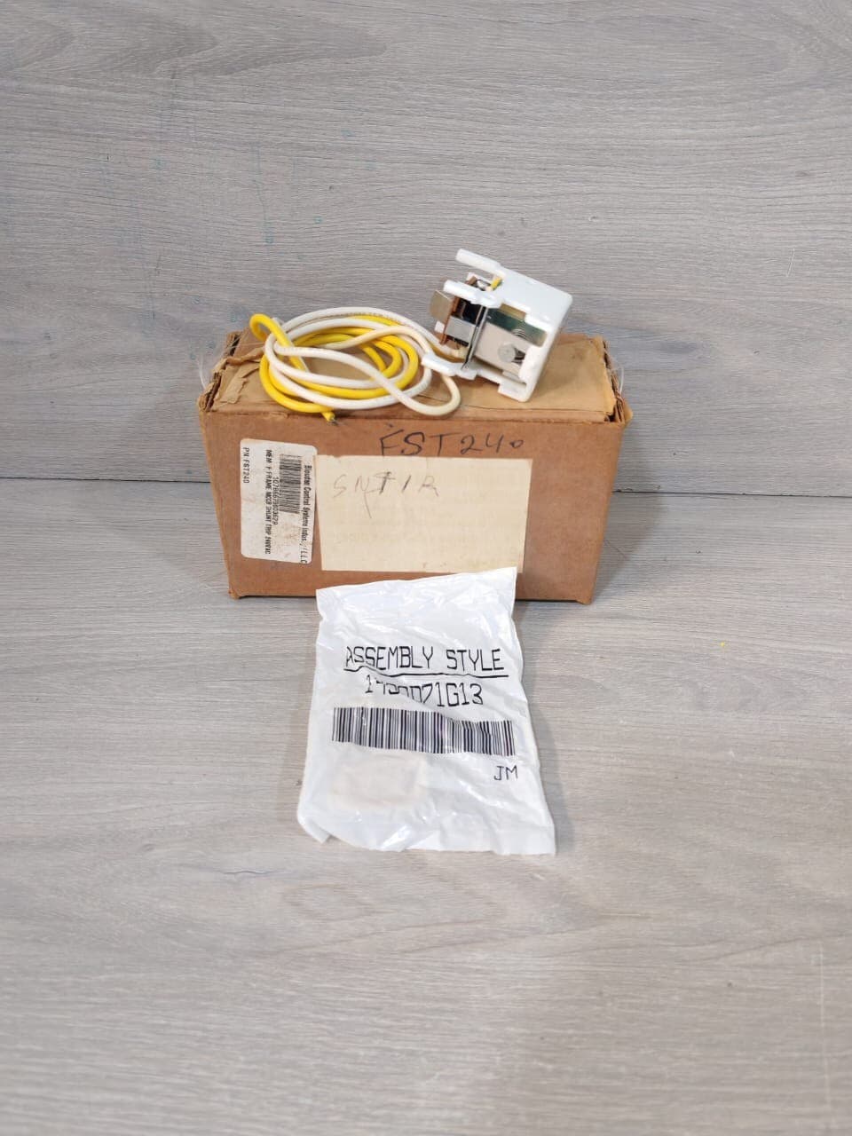 EATON SNT1RP12K SHUNT TRIP 208-380 VAC 110-127 VDC 1490D71G13- W/O ORIG.BOX