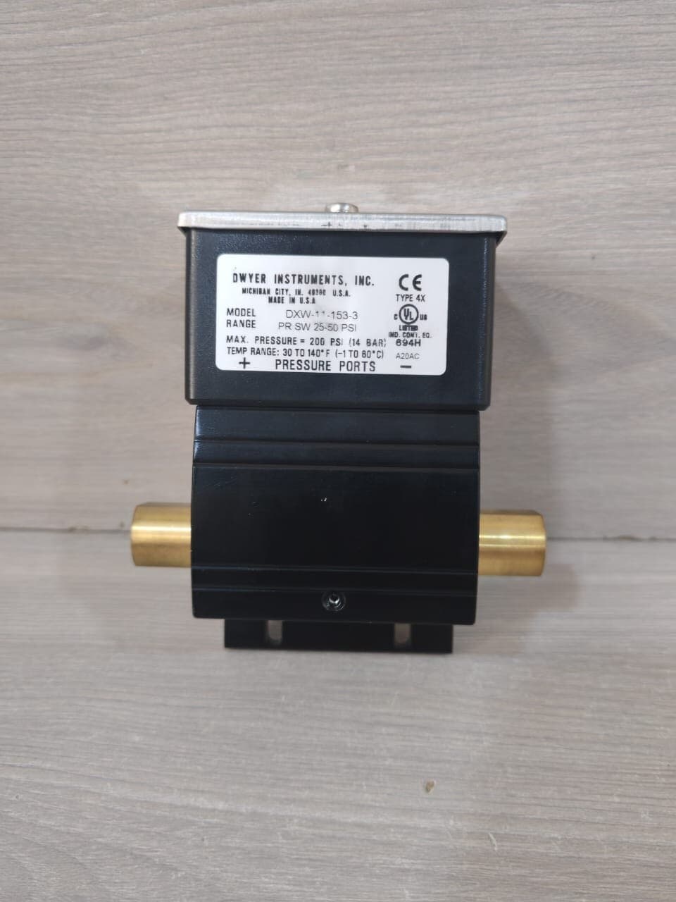 DWYER INSTRUMENTS DXW-11-153-3 DIFFRENTIAL PRESSURE SWITCH 25-50 PSI