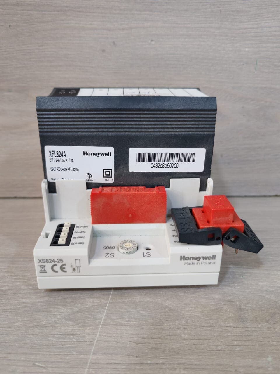 Honeywell XFL824A with base XS824-25 Analog Output Module