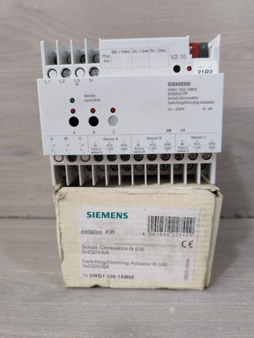 Siemens 5WG1 526-1AB02 Switch Dimming Actuator N526 3x 230V 6A