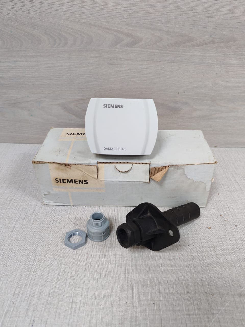 SIEMENS QAM2130.040 DUCT SENSOR LG - W/ FILTHY BOX