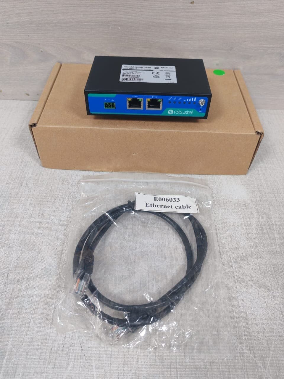 Robustel R2000-4L Industrial Cellular Router B014756-without antenna