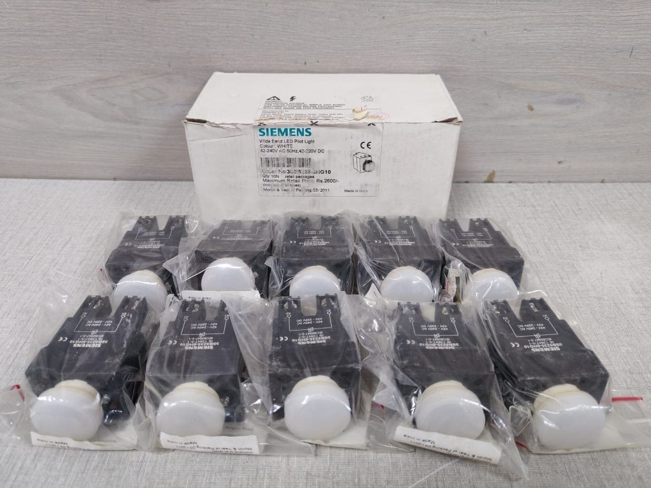 SIEMENS 3SB5235-6HG10 WHITE WIDE BAND LED PILOT LIGHT (1 BOX 10PCS.)