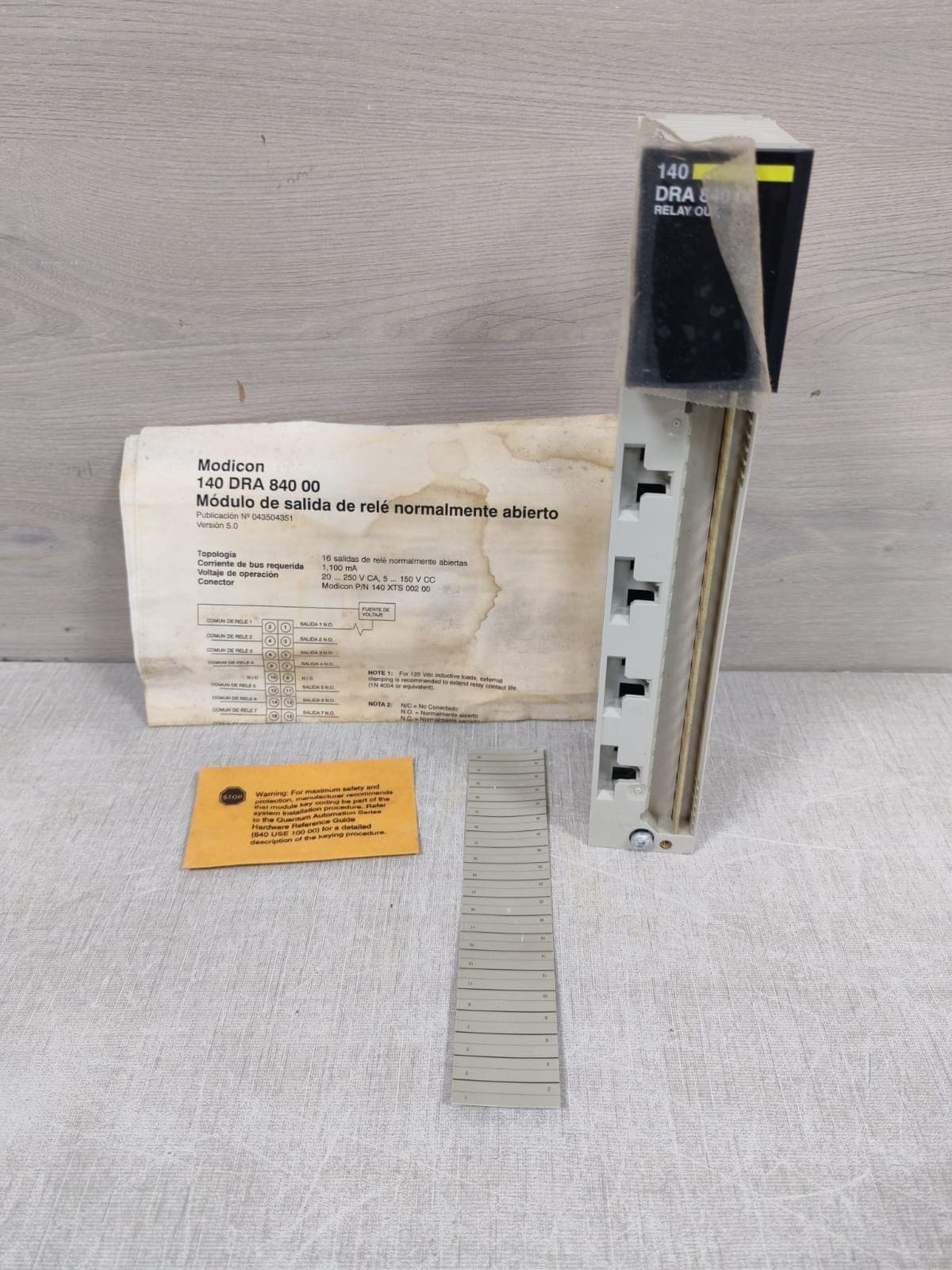 SCHNEIDER AUTOMATION TSX QUANTUM 140DRA84000 RELAY OUT 16X1 -NEW W/ FILTHY BOX