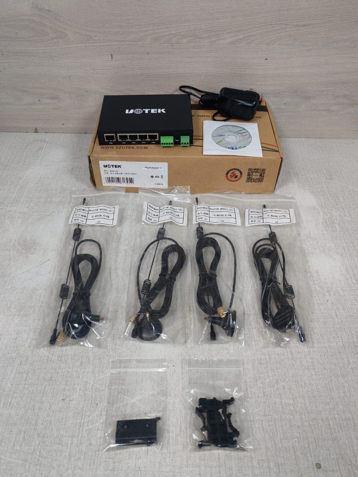 UOTEK R9607-FS 4G Industrial Router (1WAN+1LAN)