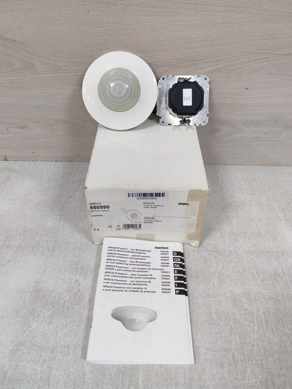 MERTEN ARGUS 550590 PRESENCE DETECTOR POLAR WHITE- W/ FILTHY BOX